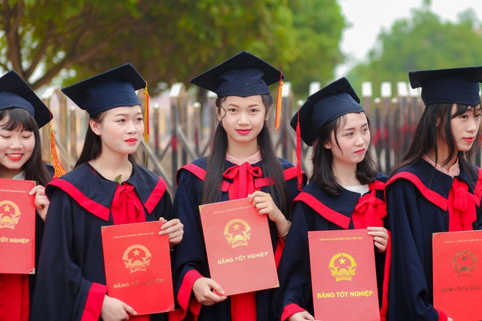 Sinh viên ngành Sư phạm tiểu học tại Quy Nhơn - Bình Định chụp ảnh tốt nghiệp